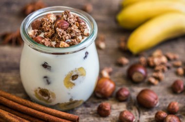 Müsli, muz ve fındık ile yoğurt