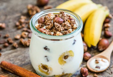 Müsli, muz ve fındık ile yoğurt