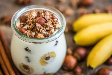 Müsli, muz ve fındık ile yoğurt