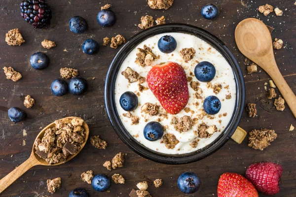 Yogur con frambuesa, arándanos y muesli —  Fotos de Stock