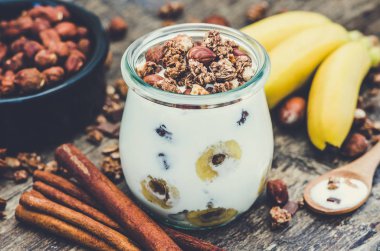 Müsli, muz ve fındık ile yoğurt