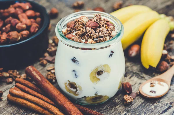 Müsli, muz ve fındık ile yoğurt