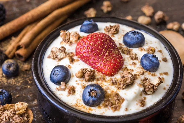 Yogur con frambuesa, arándanos y muesli —  Fotos de Stock