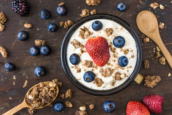 Yogurt with Raspberry, Blueberries and Muesli — Stock Photo, Image