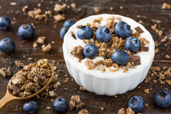 Joghurt mit frischen Blaubeeren auf Holztisch — Stockfoto