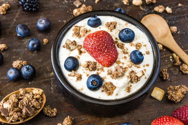 Yogur con frambuesa, arándanos y muesli —  Fotos de Stock