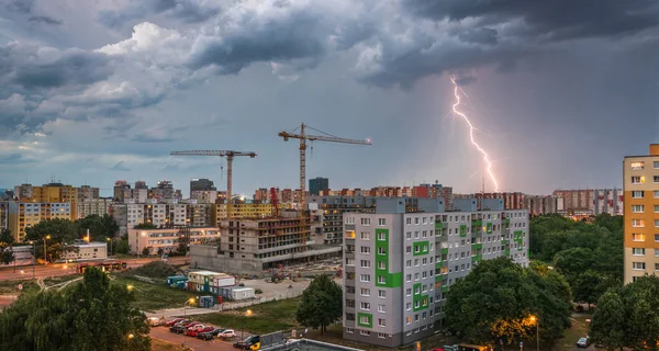 주택 부동산에 번개. 도시에 있는 폭풍우. — 스톡 사진