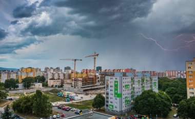 Üzerinde toplu konut yıldırım. Şehir fırtına.