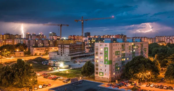 Lightning'ler toplu konut üzerinde. Şehrin gece fırtına. — Stok fotoğraf