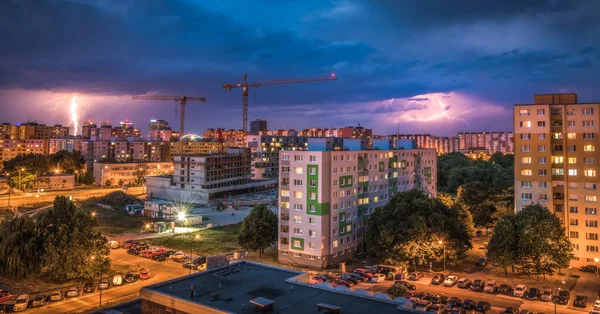 주택 부동산에 번개입니다. 도시에 밤 폭풍. — 스톡 사진