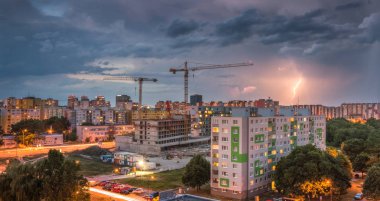 Üzerinde toplu konut yıldırım. Şehir fırtına.