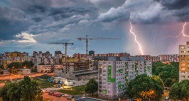 Lightning'ler toplu konut üzerinde. Şehir fırtına.