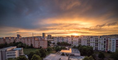 Günbatımı üzerinde banliyösü