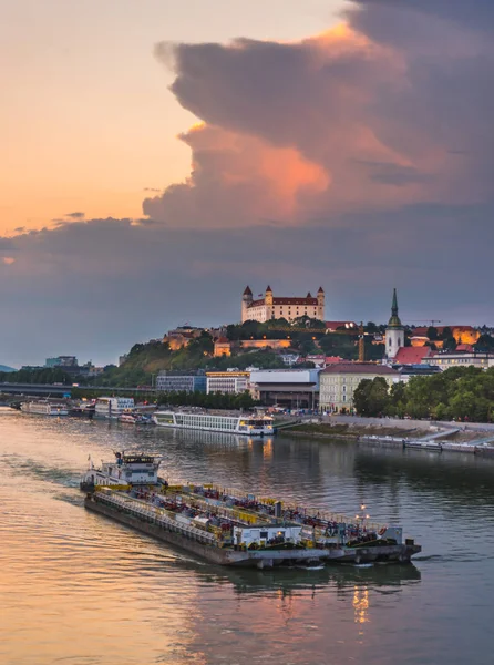 Skyline di Bratislava con Castello — Foto Stock