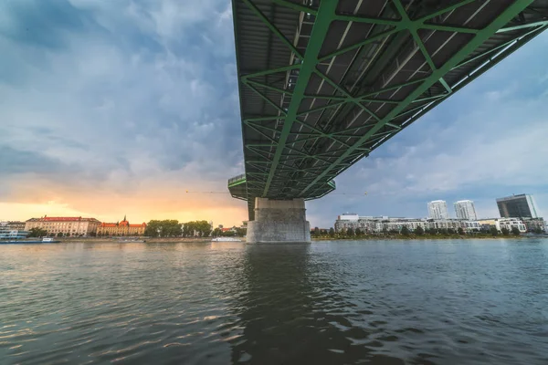 Am Fluss unter der Brücke — Stockfoto