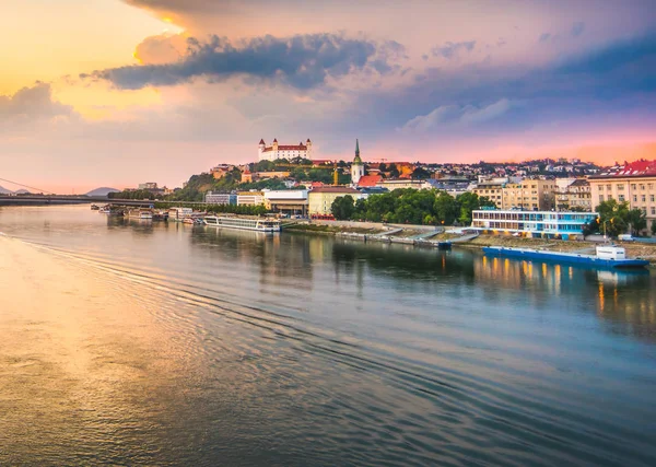 Paesaggio urbano di Bratislava, Slovacchia al tramonto — Foto Stock