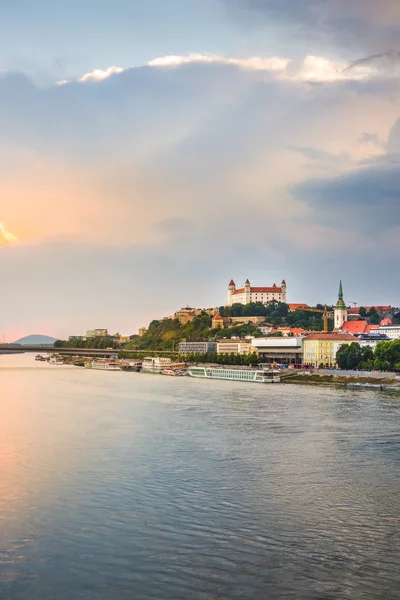 Stadsgezicht van Bratislava, Slowakije bij zonsondergang — Stockfoto