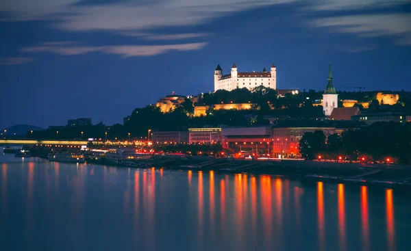 Kasteel van Bratislava bij nacht — Stockfoto