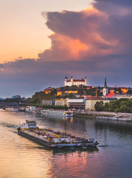 Bratislava Skyline med slott — Stockfoto