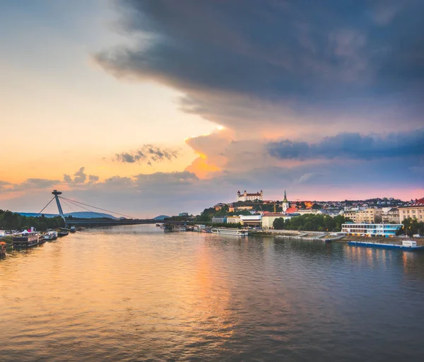 Stadsgezicht van Bratislava, Slowakije bij zonsondergang — Stockfoto
