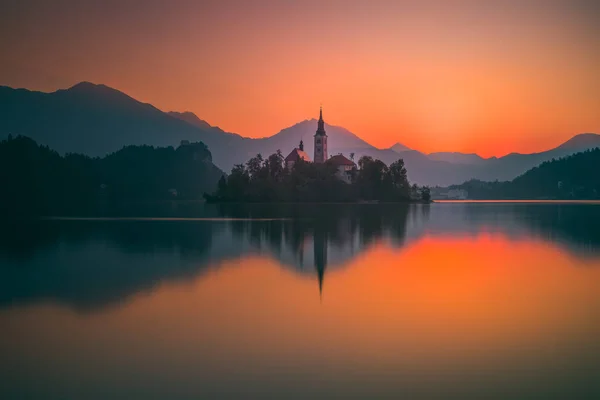 Uma ilha com Igreja em Bled Lake, Eslovênia ao nascer do sol — Fotografia de Stock