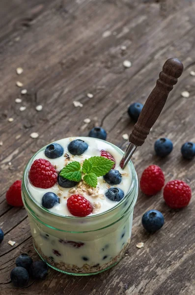 Yogur con bayas frescas en la mesa Woden —  Fotos de Stock