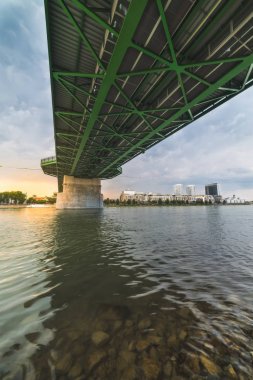 Nehir kıyısında köprünün altından