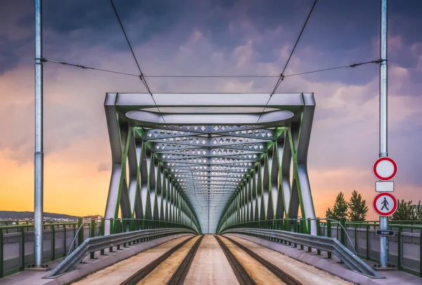 Ponte velha em Bratislava, Eslováquia — Fotografia de Stock