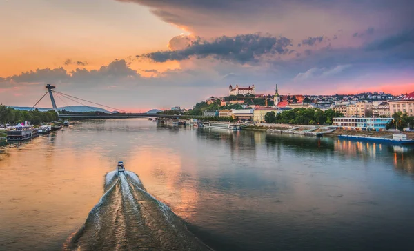 Stadsbilden i Bratislava, Slovakien vid solnedgången — Stockfoto