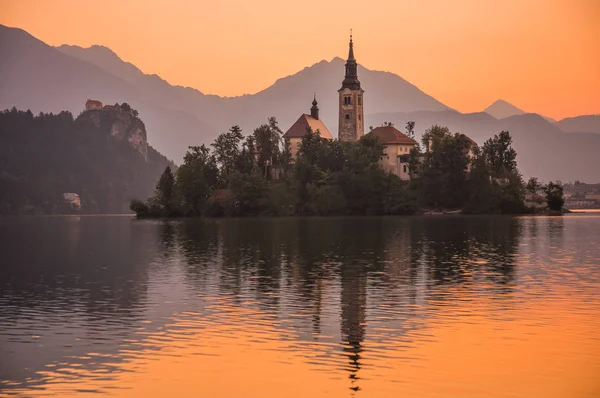 Insel mit Kirche im See, Slowenien bei Sonnenaufgang — Stockfoto