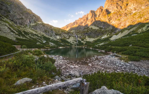 Lago de montanha ao pôr do sol — Fotografia de Stock