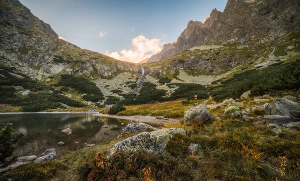 Gün batımında ön planda taşlarla dağ gölü — Stok fotoğraf