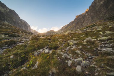 Gün batımında dağ manzarası