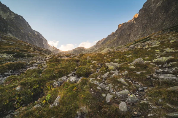 Gün batımında dağ manzarası