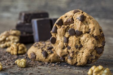 Çikolata parçacıklı kurabiye.