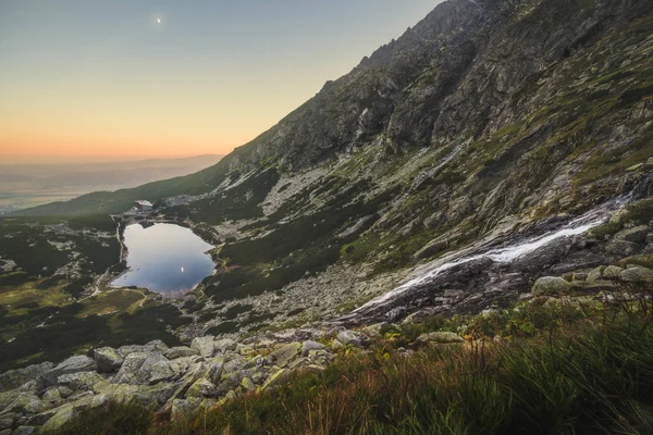 Mountain Lake och vattenfallet vid solnedgången — Stockfoto