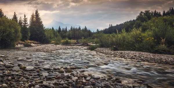 川や山を風景します。 — ストック写真