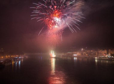 Şehirdeki nehirde havai fişekler