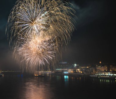 Şehirdeki nehirde havai fişekler