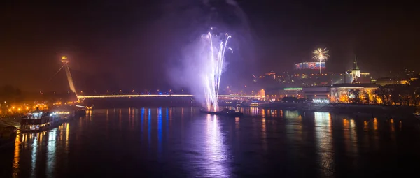 Fogos de artifício sobre o rio na cidade — Fotografia de Stock
