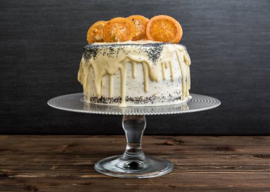 Beyaz çikolata ve karamelize turuncu ile haşhaş tohum pasta