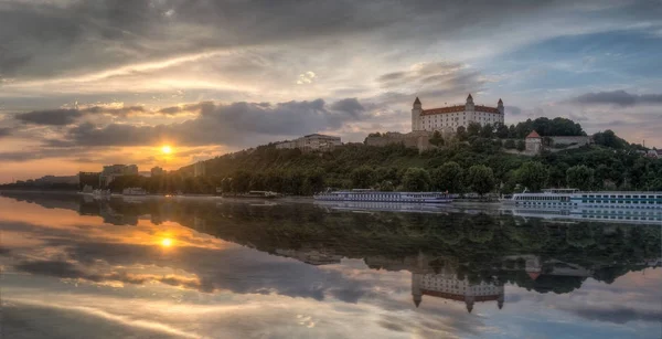 Pôr do sol na cidade inundada — Fotografia de Stock