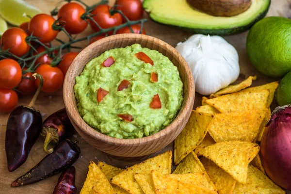 Guacamole tortilla chipstel — Stock Fotó