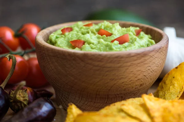 Guacamole mit Tortilla-Chips — Stockfoto