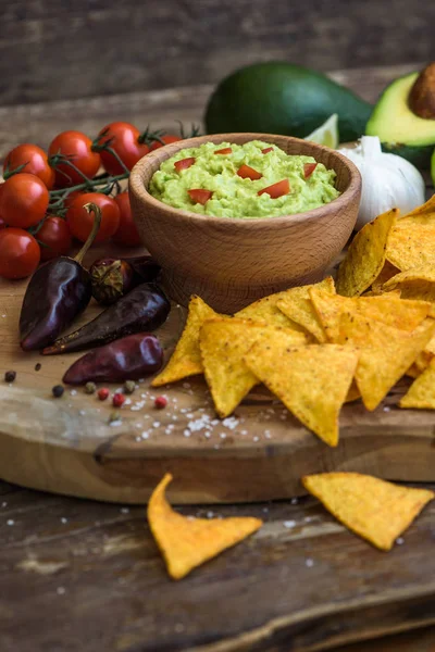 Guacamole mit Tortilla-Chips — Stockfoto