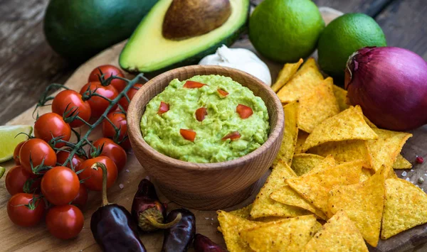 Guacamole mit Tortilla-Chips — Stockfoto