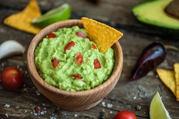 Guacamole mit Zutaten — Stockfoto