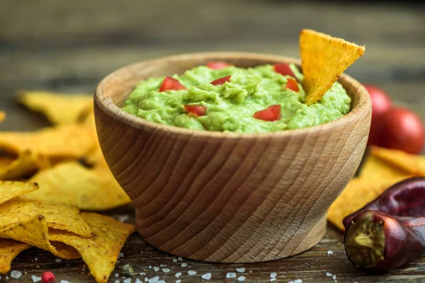 Guacamole mit Tortilla-Chips — Stockfoto