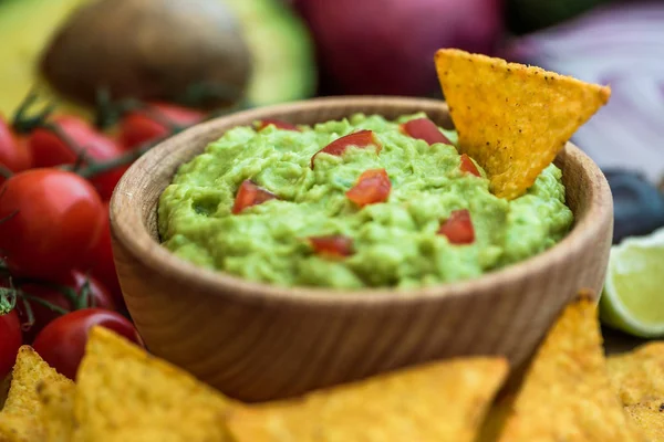 Guacamole mit Tortilla-Chips — Stockfoto