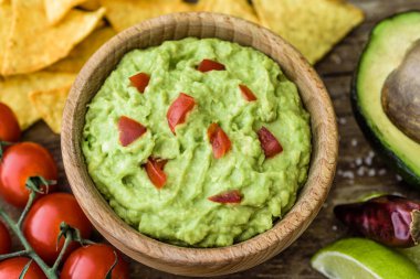 Guacamole Tortilla cips ve malzemeler ile